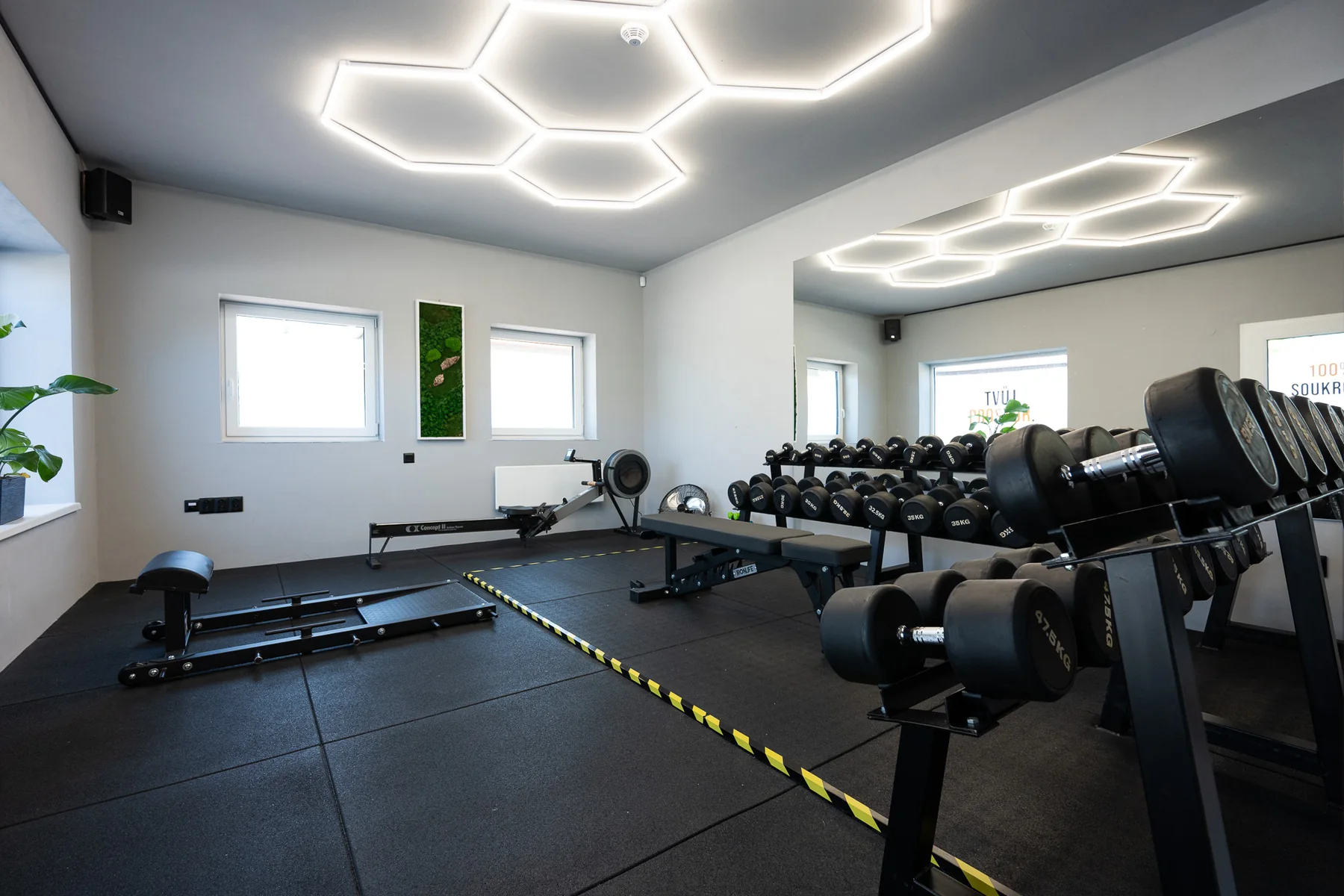 OWN GYM – zóna s jednoručkami a lavicí