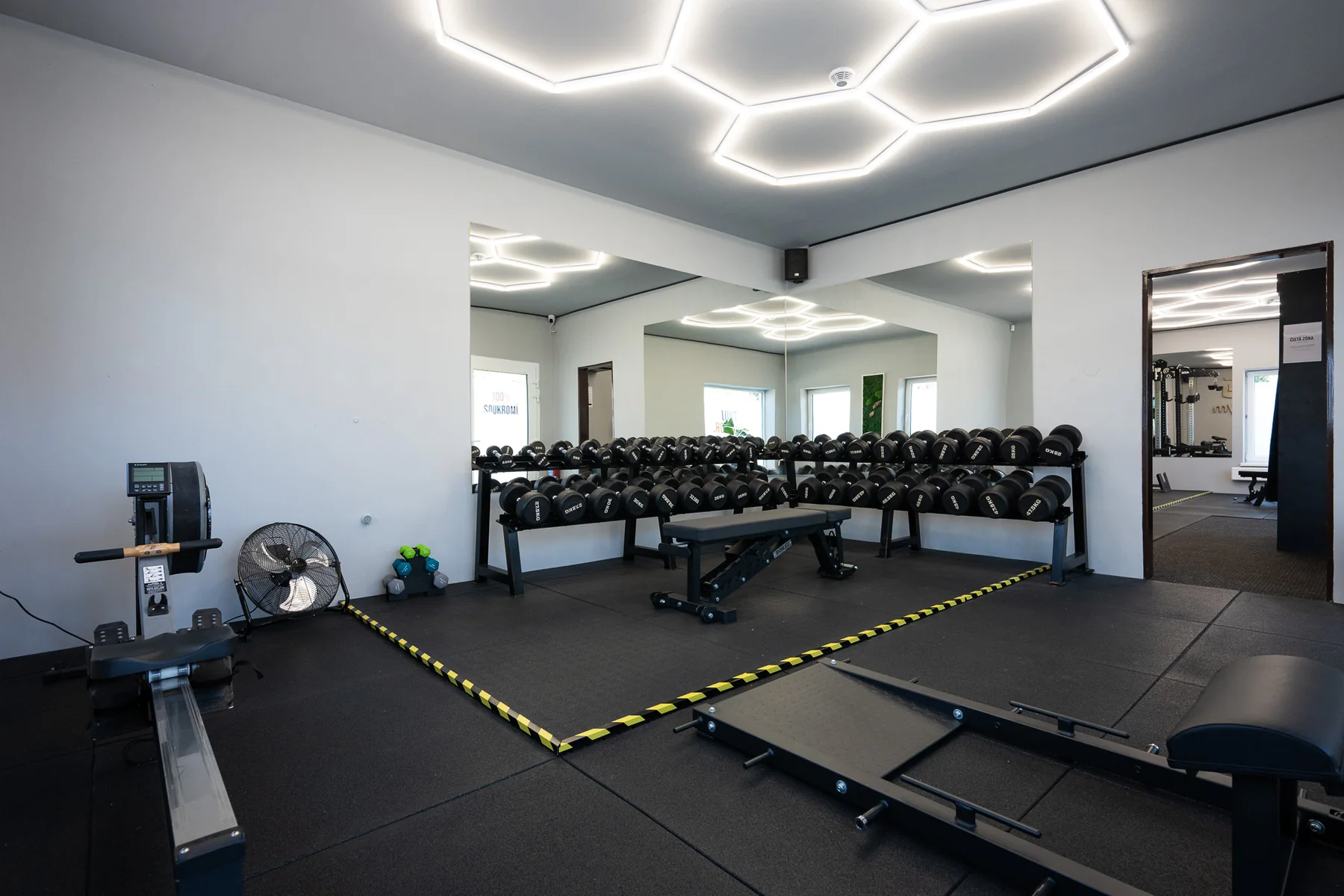 OWN GYM – široký pohled na činkovou zónu