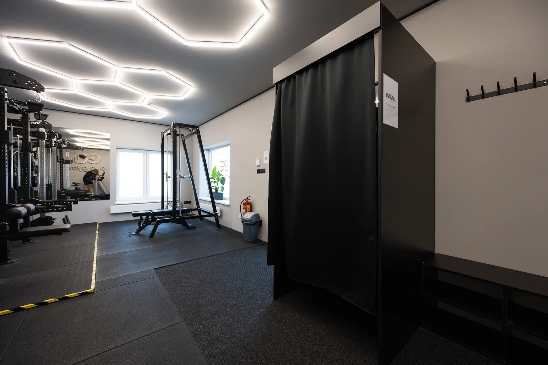 OWN GYM – šatní část a pohled do studia